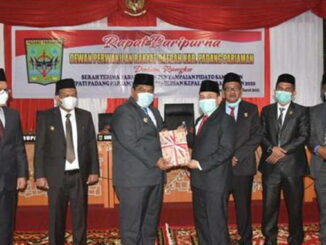 Plh Bupati Jonpriadi,SE, MM (kanan) menyerahkan memori jabatan kepada Bupati Padang Pariaman Terpilih Suhatri Bur (kiri).