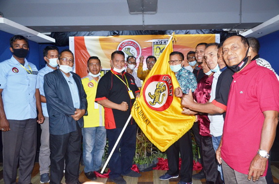 Penyerahan bendera Lemkari kepada Ketua Umum terpilih.