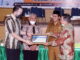 Penyerahan penghargaan oleh Ketua Yayasan Pembina UMMY kepada pamateri kuliah umum.