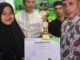 Plt Camat Syafruddin menyerahkan sertifikat kepada salah seorang pemenang MTQ Karang Taruna Ulakan Tapakis.