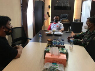 Silaturrahmi Dansatgas TMMD ke 110 dengan Kaplores Mentawai.