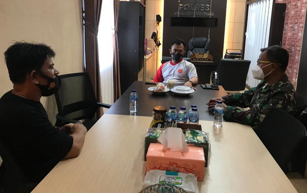 Silaturrahmi Dansatgas TMMD ke 110 dengan Kaplores Mentawai.