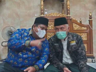 Bupati Padang Pariaman Suhatri Bur bersama Gubernur Sumbar Mahyeldi.