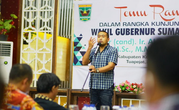 Wagub Audy Joinaldy saat memberi pengarahan.