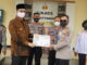 Wako Erman Safar menyerahkan penggargaan kepada Kapolres Bukittinggi.