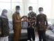 Wawako Bukittinggi menyerahkan plakat Kota Bukittinggi kepada wakil ketua Komnas HAM RI.