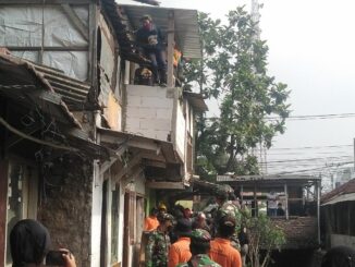 Pembongkaran Bangunan Liar di Bantaran Sungai Cibodas