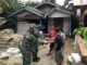 Anggota Satgas TMMD Mentawai berpamitan dengan warga.
