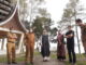 Bupati Eka Putra dan H. Mulyadi saat mengunjungi Puncak Pato.