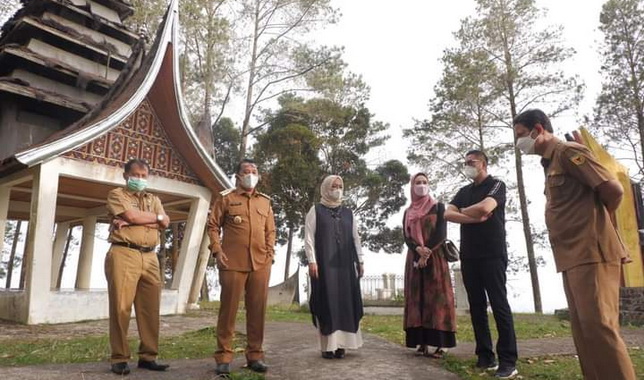 Bupati Eka Putra dan H. Mulyadi saat mengunjungi Puncak Pato.