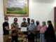 Bupati Eka Putra menyerrahkan bantuan modal kepada pedagang pabukoan secara simbolis.