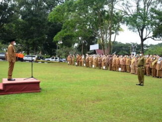 Bupati Eka Putra saat memimpin apel.