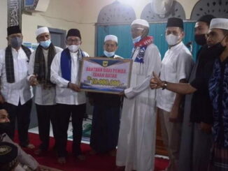 Bupati Eka Putra saat menyerahkan bantuan.