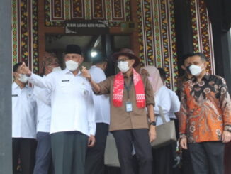 Gubernur Mahyeldi bersama Menparekrah Sandi Uno saat mengunjugi PDIKM Padang Panjang.