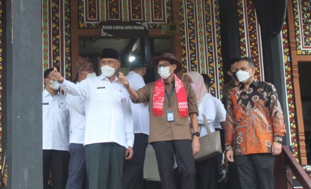 Gubernur Mahyeldi bersama Menparekrah Sandi Uno saat mengunjugi PDIKM Padang Panjang.