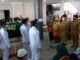 Gubernur Mahyeldi saat melepas jenazah Almarhum Rusdi Lubis.