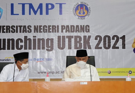 Gubernur Mahyeldi saat memberi sambutan di UNP.