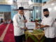 Gubernur Mahyeldi saat menyerahkan bantuan.