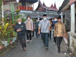Gubernur Sumatera Barat Mahyeldi Ansarullah saat melakukan peninjaun Sungai Batang Lembang