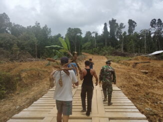 Jembatan kayu yang dibangin Tims Satgas TMMD ke 110 Mentawai.