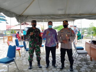 Kadiskes Mentawai bersama petugas pelayanan publik.