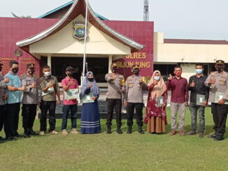 Kapolres Sijunjung, AKBP. Andry Kurniawan, S. Ik, M. Hum foto bersama dengan masyarakat yang menerima sertifikat prestasi.