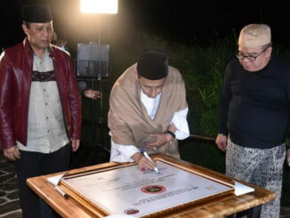 Kepala BNPT Komjen Boy Rafli dan Watimpres Habib Luthfi saat penandatangan Prasasti Kebhinekaan.