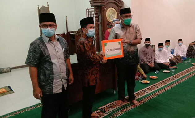 Ketua DPRD Sumbar Supardi Mmenyerahkan Bantuan Provinsi Sumatera Barat Untuk Mesjid Al Hikmah Kecamatan Nanggalo Padang
