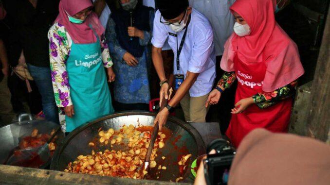 Menparekraf Sandiaga Uno di dapur sanjai Limpapeh.