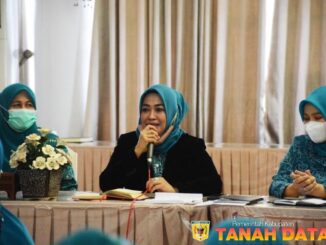 Ny.Lise Eka Putra sedang memberikan sambutan