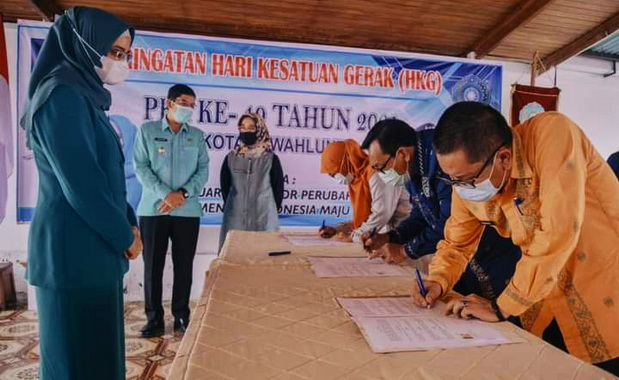 Penandatanganan MoU antara TP PKK oleh Ketua PKK Kota Sawahlunto Ny. Meyvita Deri Asta dengan Kepala OPD.