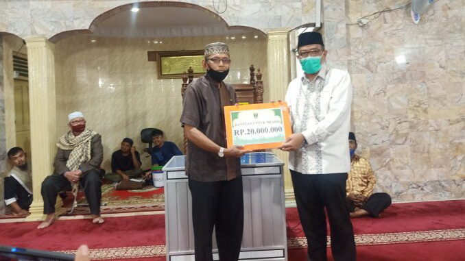 Penyerahan bantuan buat Masjid Mukhlisin Bukittinggi.