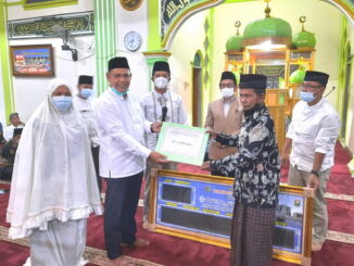 Penyerahan bantuan buat Masjid Raya Singkarak.