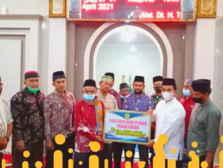Penyerahan bantuan untuk pembangunan Masjid Al-Falah.