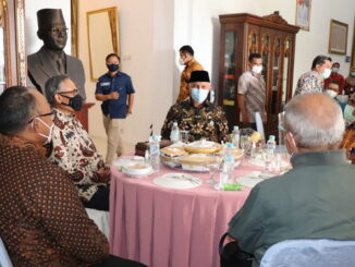 Pertemuan Ketua Komisaris OJK dengan gubernur Mahyeldi.