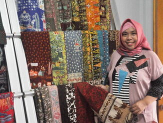 Pimpinan sanggar Azyanu Batik 1000 rumah gadang.