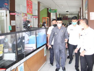 Pj. Bupati Heri Nofiardi saat melakukan montoring.