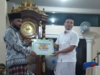 Team X TSR Kota Solok menyerahkan bantuan buat Mesjid Nurul Huda Tembok.