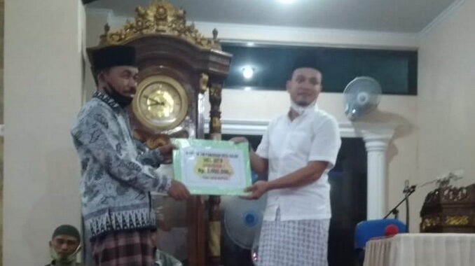 Team X TSR Kota Solok menyerahkan bantuan buat Mesjid Nurul Huda Tembok.