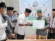Wabub Jon Firman Pandu saat menyerahkan bantuan.
