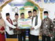 Wakil Bupati Richi Arpian menyerahkan bantuan kepada pengurus Masjid Istiqamah.