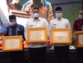 Wabup Richi Aprian dan kepala darha yang menrima penghaegaan.