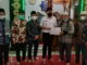 Wagub Audy Joinaldy saat menyerahkan bantuan.