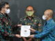 Wako Bukittinggi Erman Safar disaksikan Andre Rosiade nenyerahkan proposal percepatan pertumbuhan ekonomi UMKM di Bukittinggi kepada Menkop.dan UMKM.