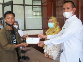 Wako Genius Umar menyerahkan beasiswa.