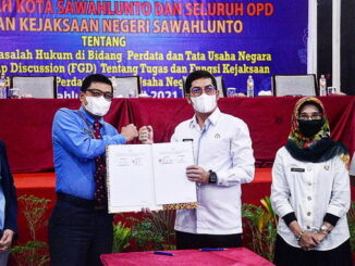 Walikota Sawahlunto Deri Asta, SH dan Kepala Kejaksaan Negeri Kota Sawahlunto Dr. Abdul Mubin, ST. SH. MH usai menandatangani kerjasama.