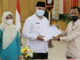 Walikota Solok Zul Elfian Umar saat menerima perubahan dokumen kependudukan.