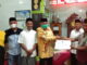 Zarfi Deson saat menyerahkan bantuan.