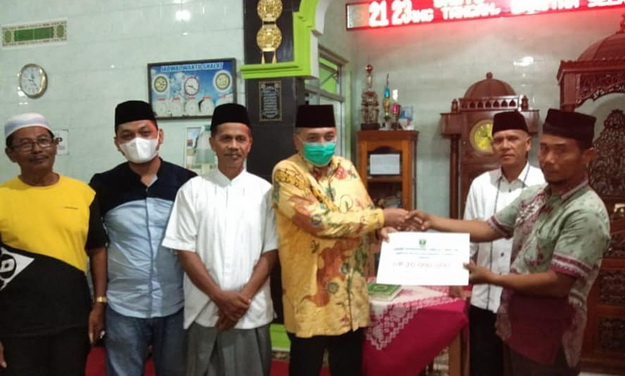 Zarfi Deson saat menyerahkan bantuan.