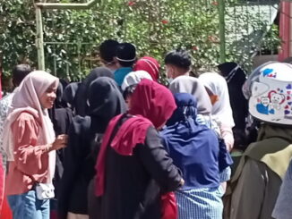 Antrian pengunjung masuk kebun binatang Bukittinggi.